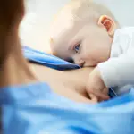 Imagen de archico de una madre dando el pecho a su bebé
