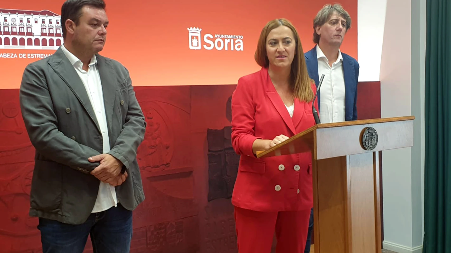 El Ministerio de Cultura y Deporte acuerda con Patrimonio del Estado la cesión completa de la antigua sede del Banco de España en Soria para albergar el Centro Nacional de Fotografía. En la imagen Virginia Barcones junto a Carlos Martínez