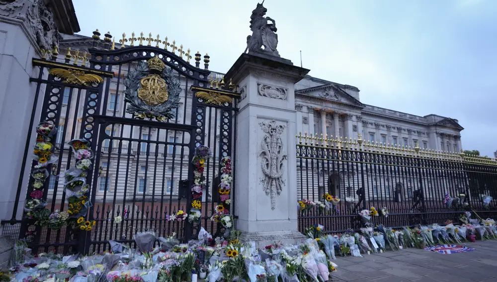La valla del palacio de Buckingham se han llenado de flores en recuerdo a Isabel II
