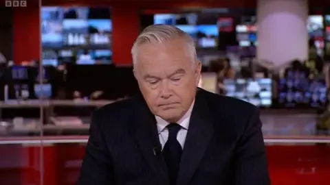 Huw Edwards dio la noticia de la muerte de Isabel II en septiembre