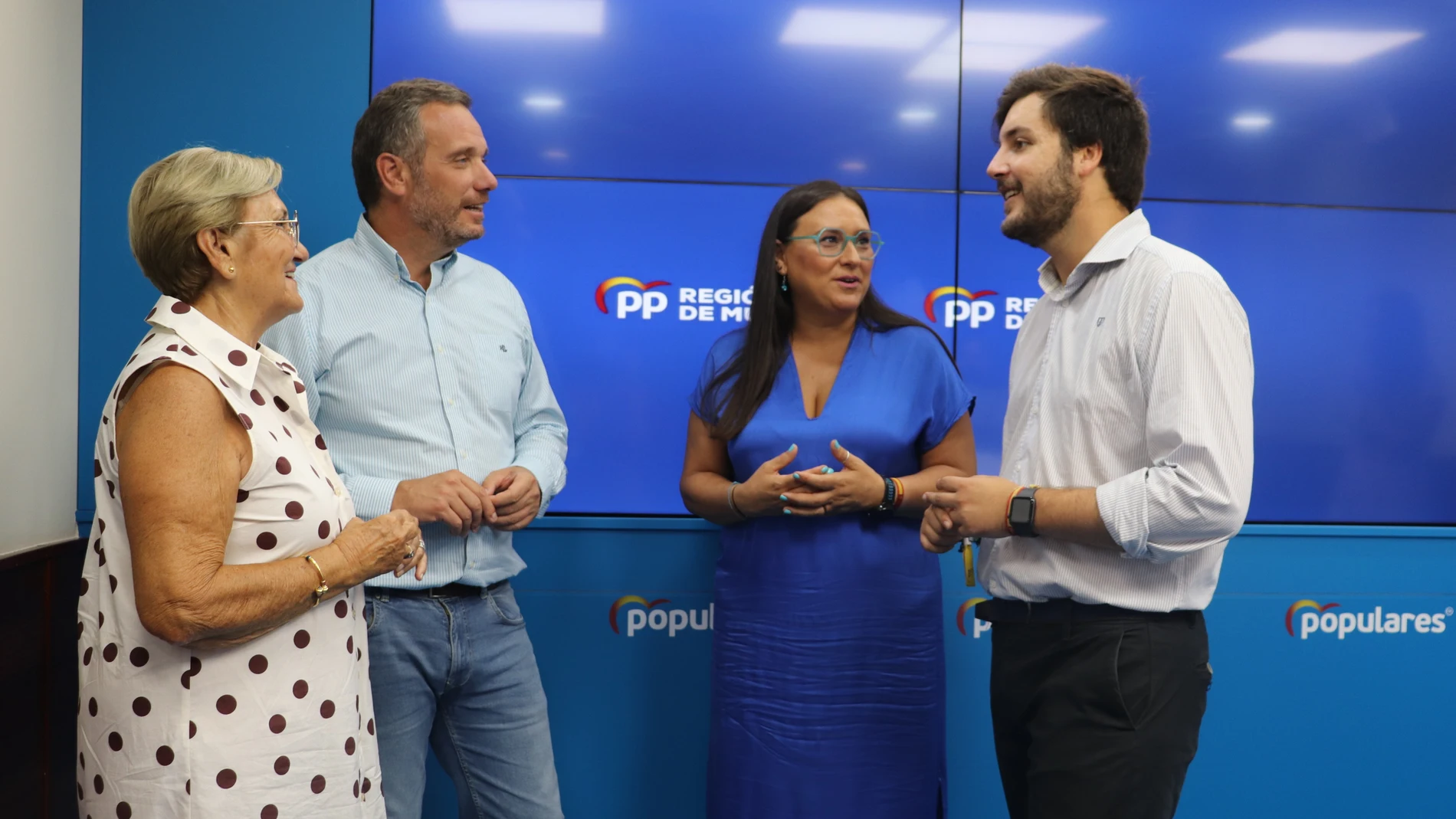 El vicesecretario General de Organización, Comunicación y Electoral del PPRM, Joaquín Segado, junto a la presidenta del PP en Águilas, Eva Reverte