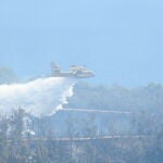 Un helicóptero trabaja hoy viernes en la zona del incendio declarado en Ceuta