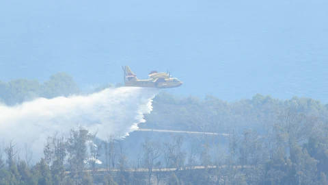 Un helicóptero trabaja hoy viernes en la zona del incendio declarado en Ceuta
