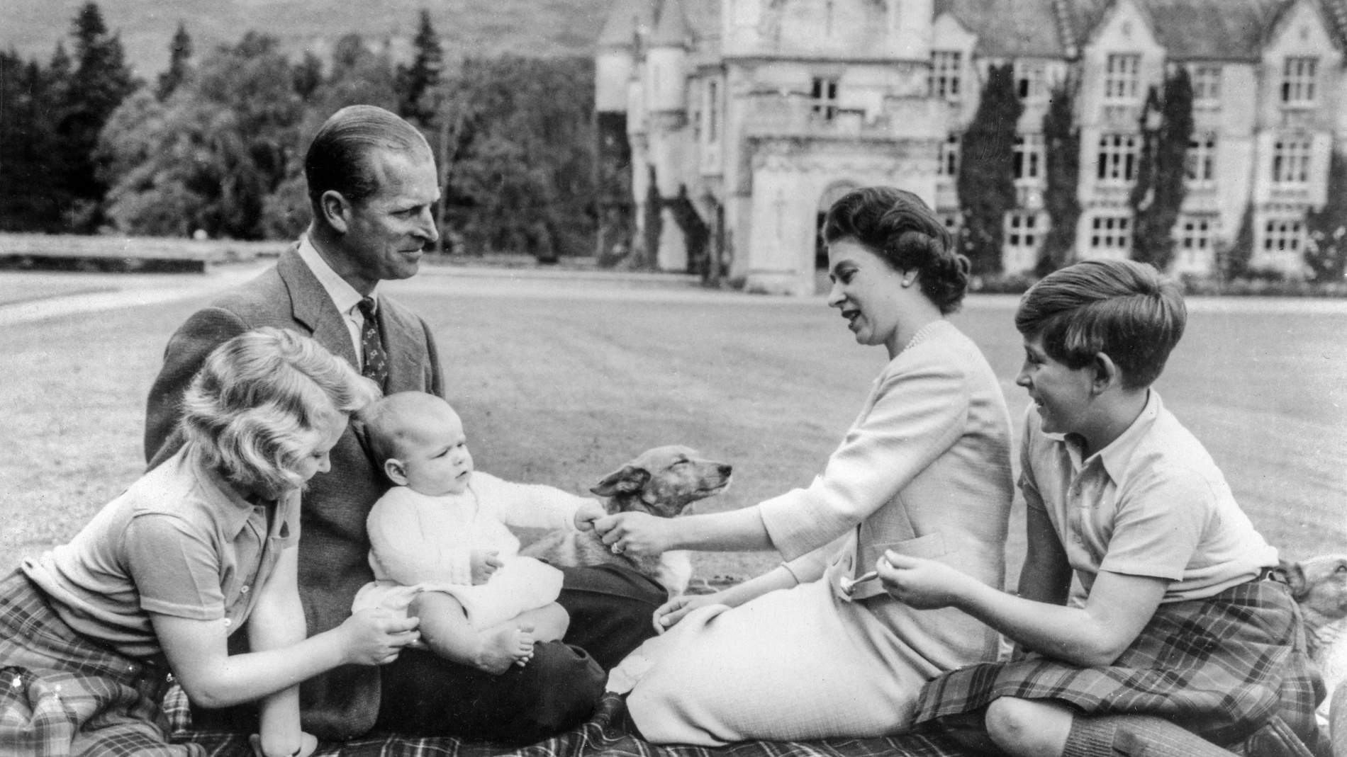 La reina británica Isabel II y su marido el príncipe Felipe, duque de Edimburgo, junto a sus hijos Eduardo, Ana y el bebé Andrés y el perro en el castillo de Balmoral, Escocia, Gran Bretaña, a finales del verano de 1960.