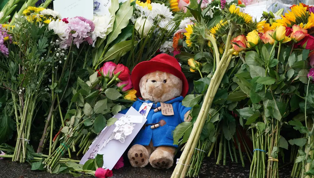 Ofrenda floral y un osito Paddington, en Balmoral. (Andrew Milligan/PA via AP)