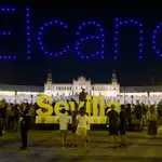Coreografía de drones con motivo de la conmemoración de los 500 años de la primera vuelta al mundo, hoy viernes en la Plaza de España de Sevilla. EFE/ Raúl Caro.