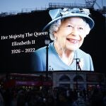 Una pantalla conmemorativa de la reina Isabel II en Piccadilly Circus, en Londres