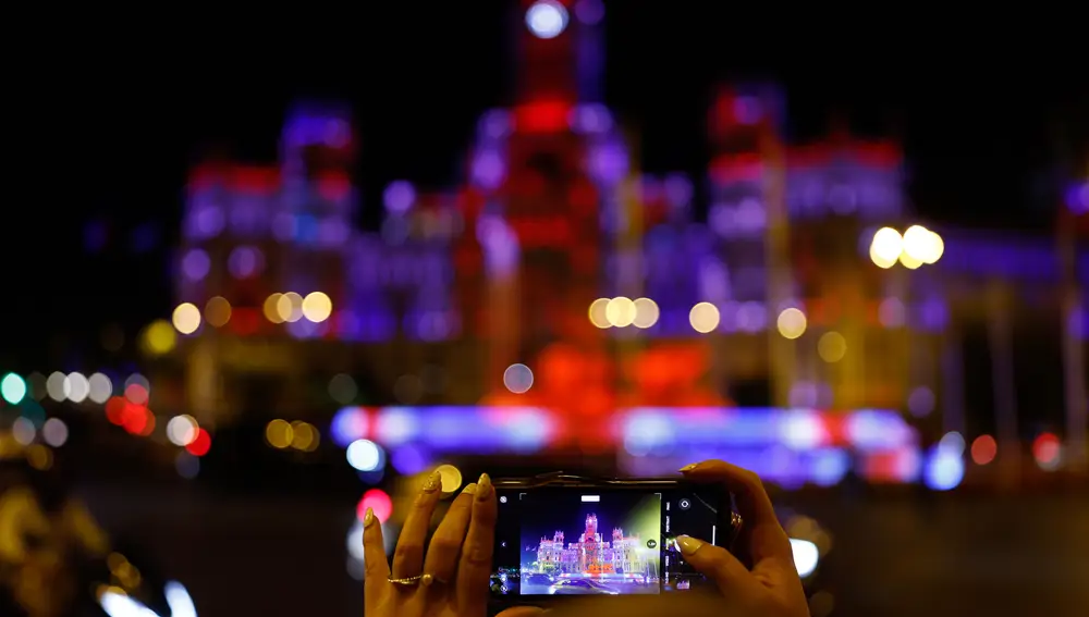 MADRID, 09/09/2022.- La madrileña fuente de La Cibeles se ilumina hoy viernes con los colores de la bandera británica por el fallecimiento de la reina Isabel II de Inglaterra. EFE/Rodrigo Jimenez