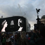 Una fotografía en un edificio de la Reina Isabel II en Picadilly Circus, en Londres