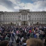 Ciudanos rinden hoy su tributo a la reina Isabel II en las puertas del Palacio de Buckingham Palace en Londres