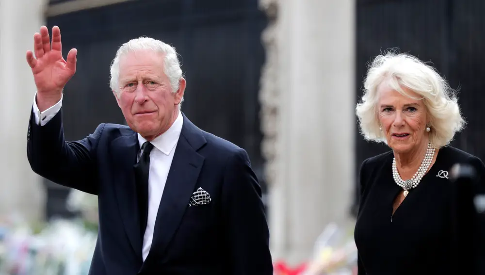 Carlos III junto a Camila, llegan a Buckingham tras la muerte de Isabel II