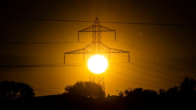Torres de alta tensión y tendido eléctrico al atardecer en Madrid