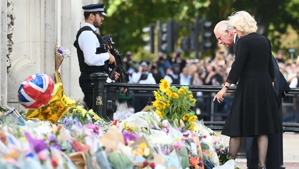 El rey Carlos III (2d) de Gran Bretaña y Camilla, la reina consorte, observan los tributos florales a su llegada al Palacio de Buckingham en Londres, Gran Bretaña, el 9 de septiembre de 2022.