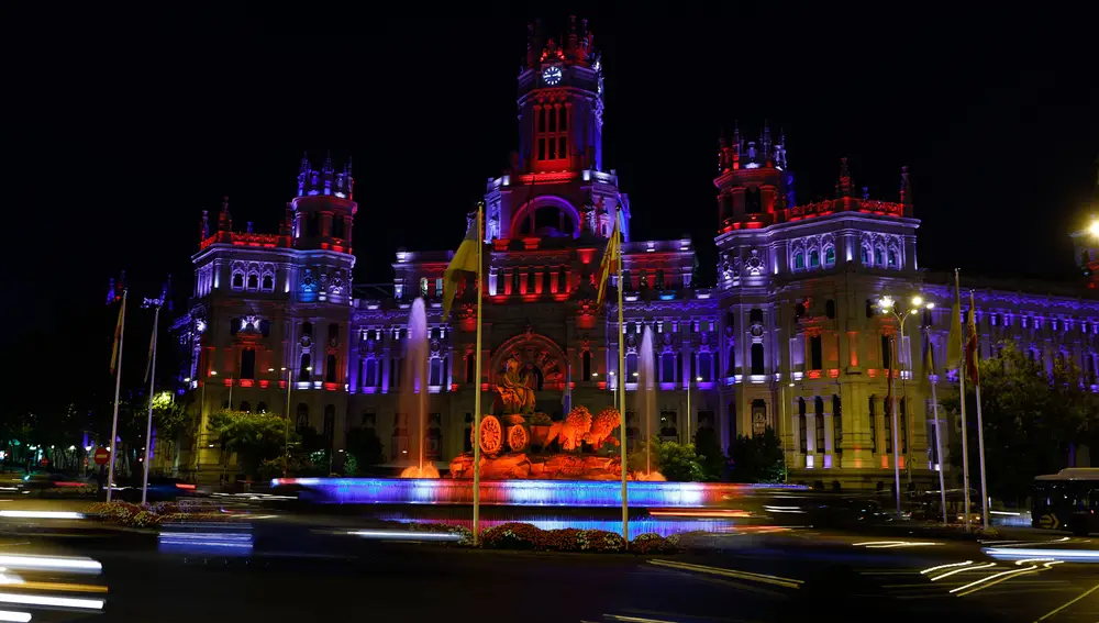 MADRID, 09/09/2022.- La madrileña fuente de La Cibeles y el Palacio de Correos se iluminan hoy viernes con los colores de la bandera británica por el fallecimiento de la reina Isabel II de Inglaterra. EFE/Rodrigo Jimenez
