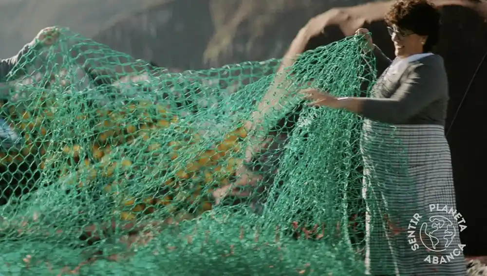 Las redeiras gallegas transforman las artes de pesca con sus propias manos