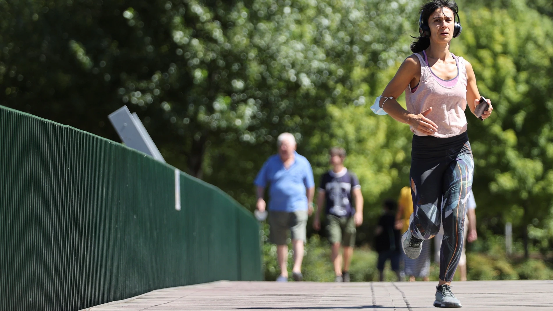 Una mujer corre por la zona de Madrid Río