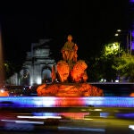 MADRID, 09/09/2022.- La madrileña fuente de La Cibeles se ilumina hoy viernes con los colores de la bandera británica por el fallecimiento de la reina Isabel II de Inglaterra. EFE/Rodrigo Jimenez