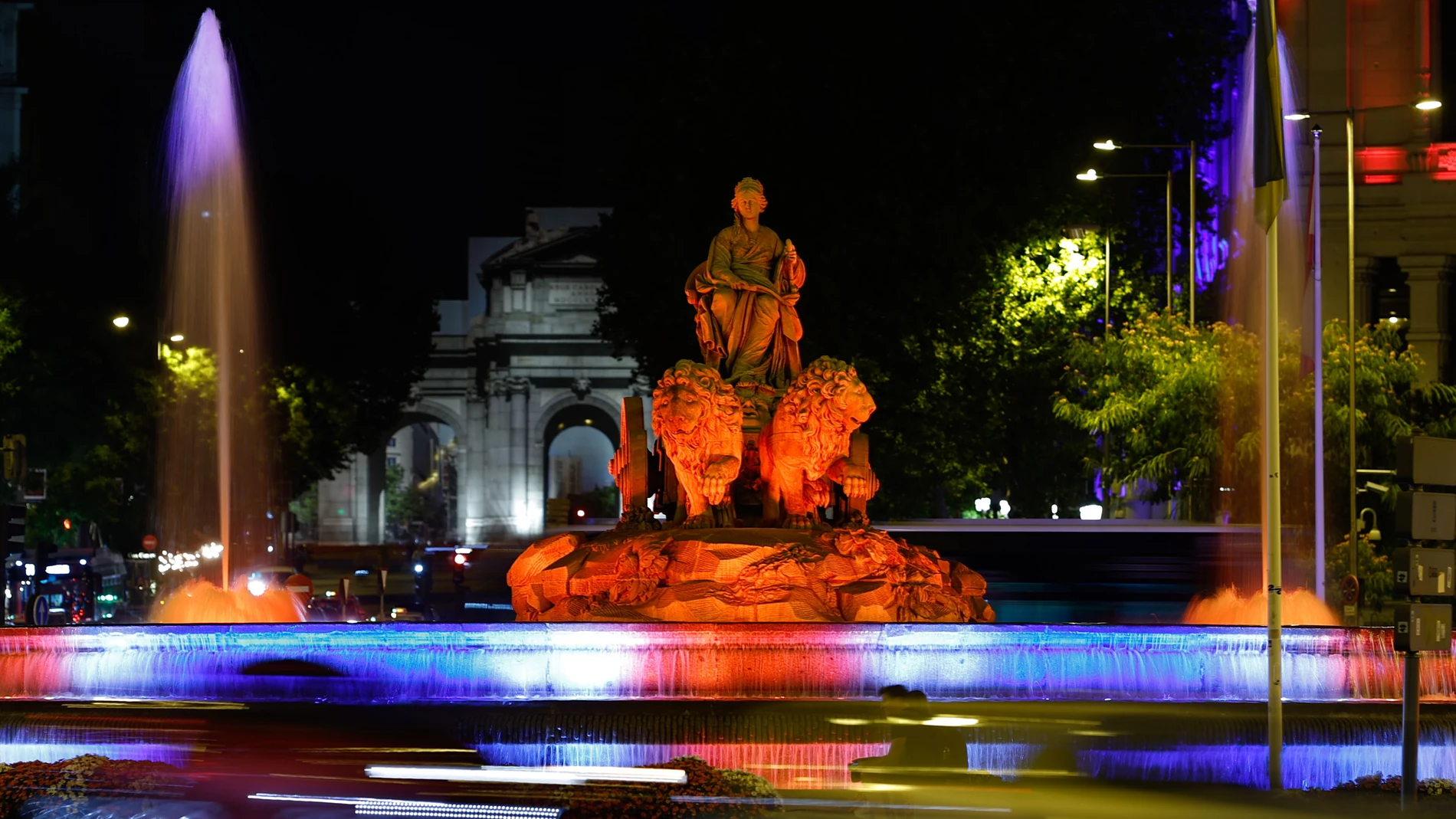 MADRID, 09/09/2022.- La madrileña fuente de La Cibeles se ilumina hoy viernes con los colores de la bandera británica por el fallecimiento de la reina Isabel II de Inglaterra. EFE/Rodrigo Jimenez