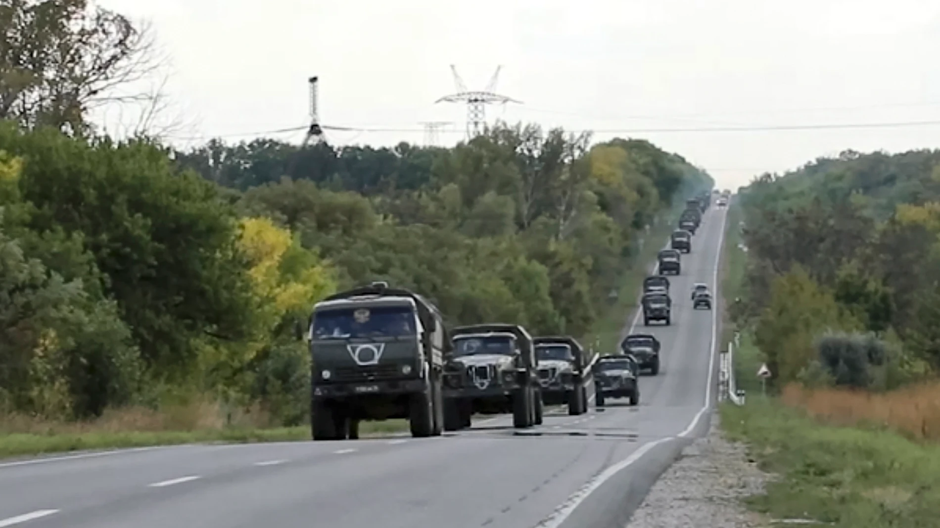 Una columna de vehículos militares rusos atraviesa una carretera de la región ucraniana de Jarkiv