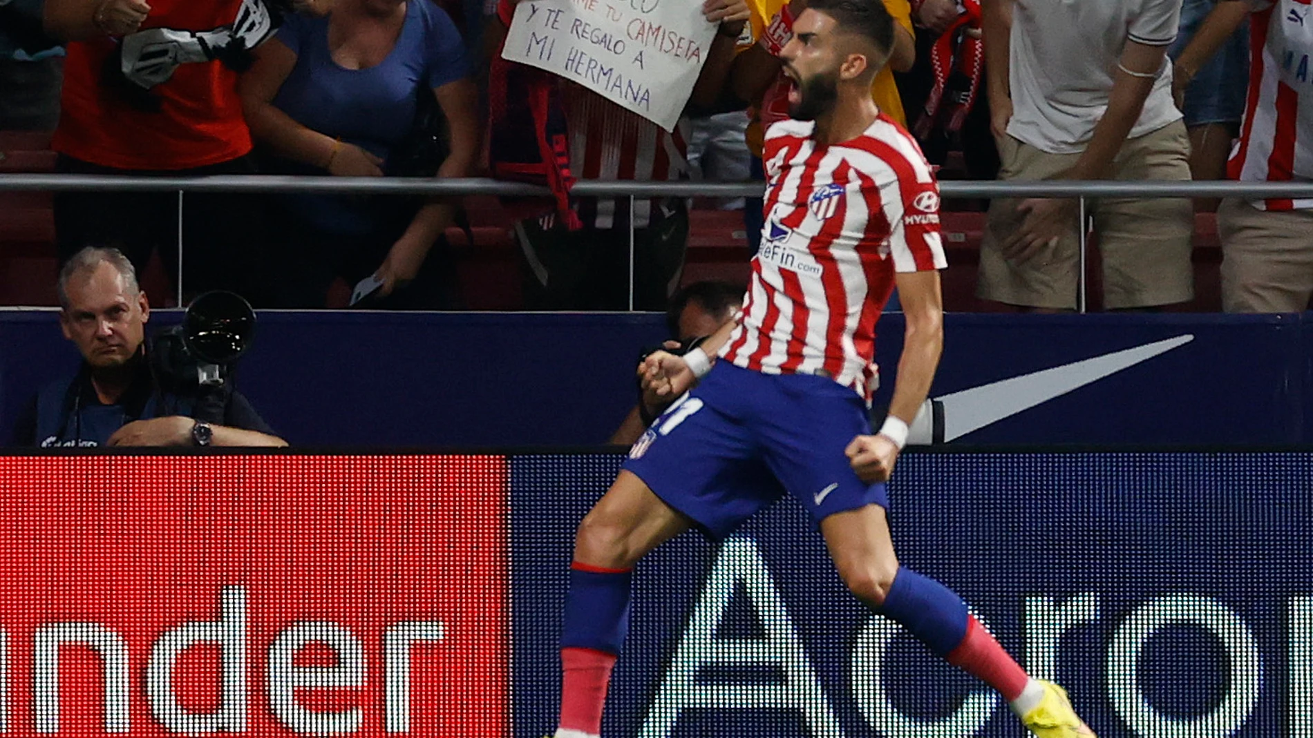 El centrocampista belga del Atlético de Madrid Yannick Carrasco celebra su gol, tercero del equipo ante el Celta, durante el partido de la quinta jornada de Liga en Primera División que Atlético de Madrid y Celta de Vigo juegan hoy sábado en el Civitas Metropolitano. EFE/Juanjo Martín