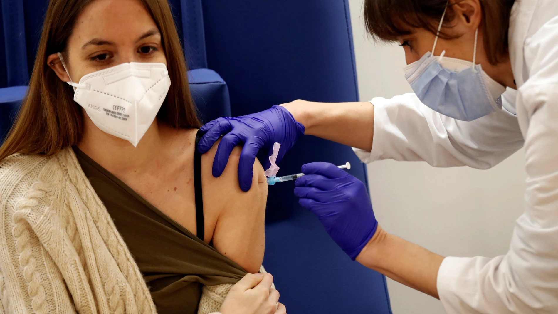 Una enfermera del Hospital Clinic de Barcelona administra la primera de las dos dosis de la vacuna Pfizer BioNTech contra la covid a una sanitaria