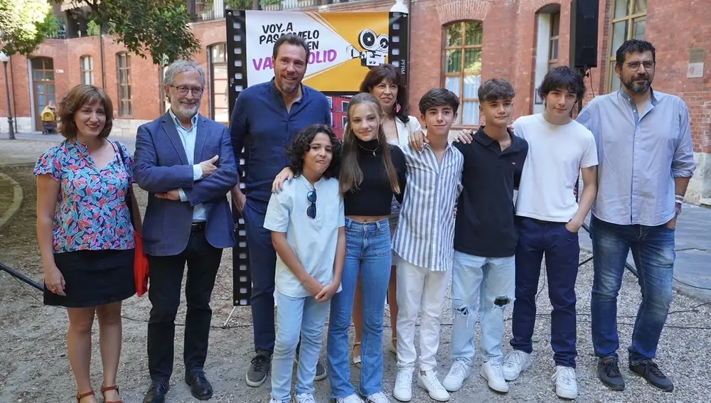 Óscar Puente, Ana Redondo y Manuel Sarabia con los jóvenes actores de la película &quot;Voy a pasármelo bien&quot;