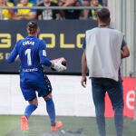 El portero del Cádiz CF, Ledesma, corre hacia la grada con un desfibrilador tras sufrir un aficionado un infarto durante el partido de LaLiga que enfrenta al Cádiz CF y al Barcelona CF en el estadio Nuevo Mirandilla de Cádiz este sábado. EFE/Román Ríos.