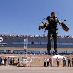 El piloto británico Richard Browny se prepara para el vuelo de exhibición de JetSuit, el traje volador desarrollado por Gravity Industries