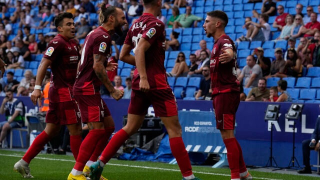 José Ángel Carmona es felicitado por sus compañeros después de marcar el segundo gol de su equipo
