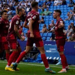 José Ángel Carmona es felicitado por sus compañeros después de marcar el segundo gol de su equipo