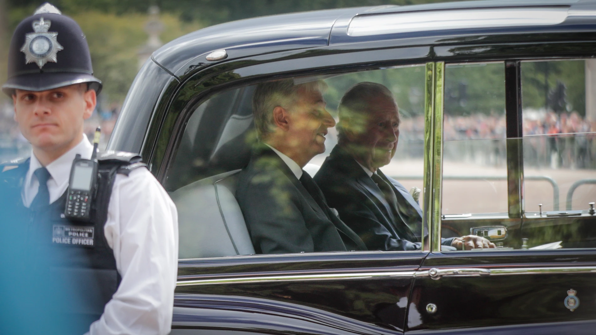 El rey Carlos III de Inglaterra llega al palacio de Buckingham en Londres