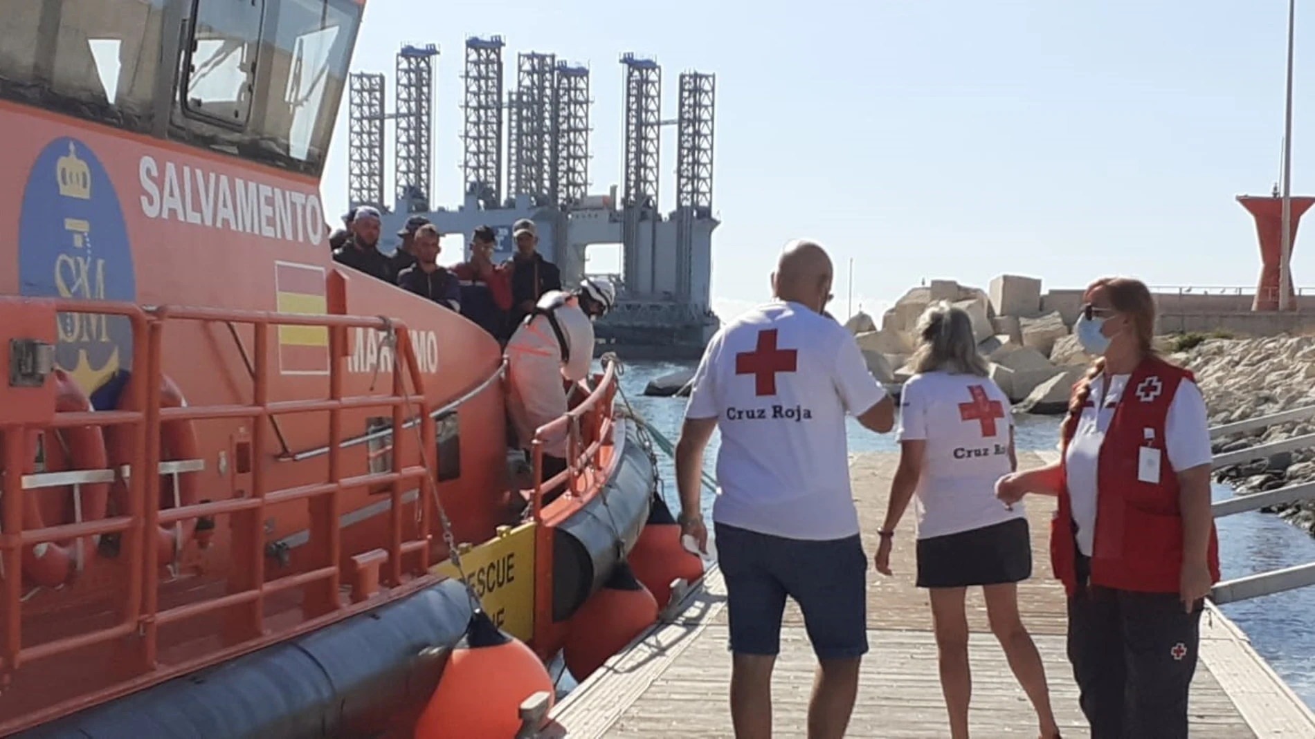 Cinco adultos y un menor rescatado en una patera en Alicante