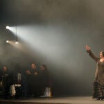 va Yerbabuena durante el estreno mundial del espectáculo 'Re-fracción (Desde mis ojos)' de la Compañía Eva Yerbabuena en el Teatro de La Maestranza. EFE/ Julio Muñoz