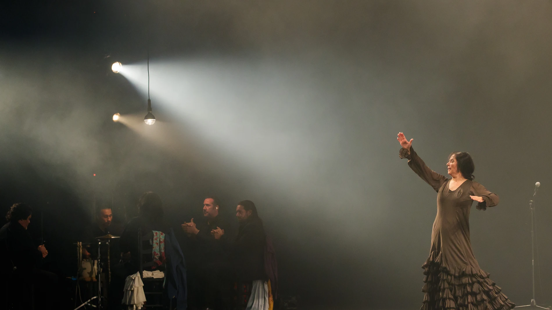 va Yerbabuena durante el estreno mundial del espectáculo 'Re-fracción (Desde mis ojos)' de la Compañía Eva Yerbabuena en el Teatro de La Maestranza. EFE/ Julio Muñoz