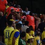El personal médico atiende a un aficionado del Cádiz. (AP Photo/Jose Breton)