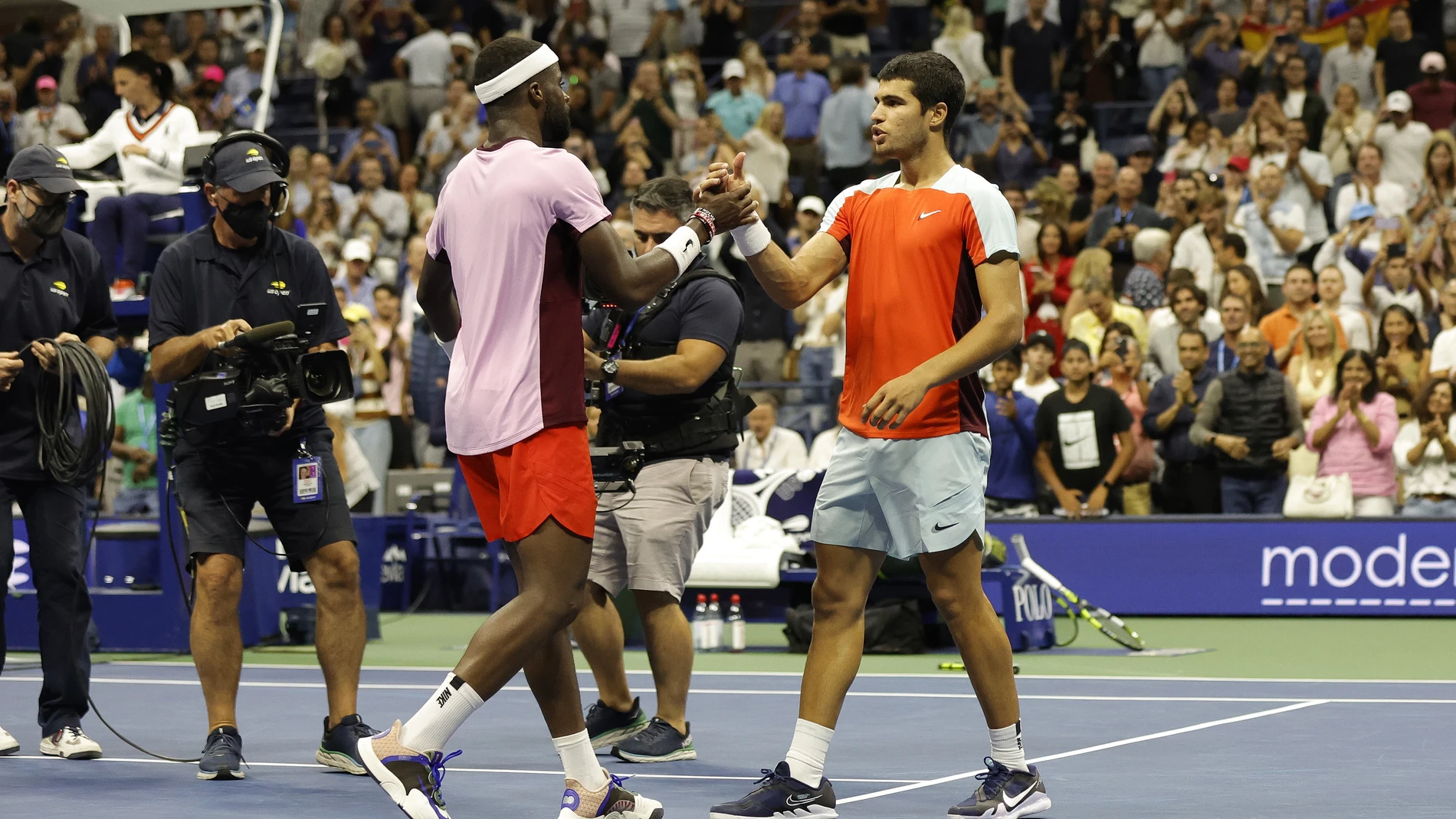 Carlos Alcaraz saluda a Frances Tiafoe tras la semifinal del US Open de tenis