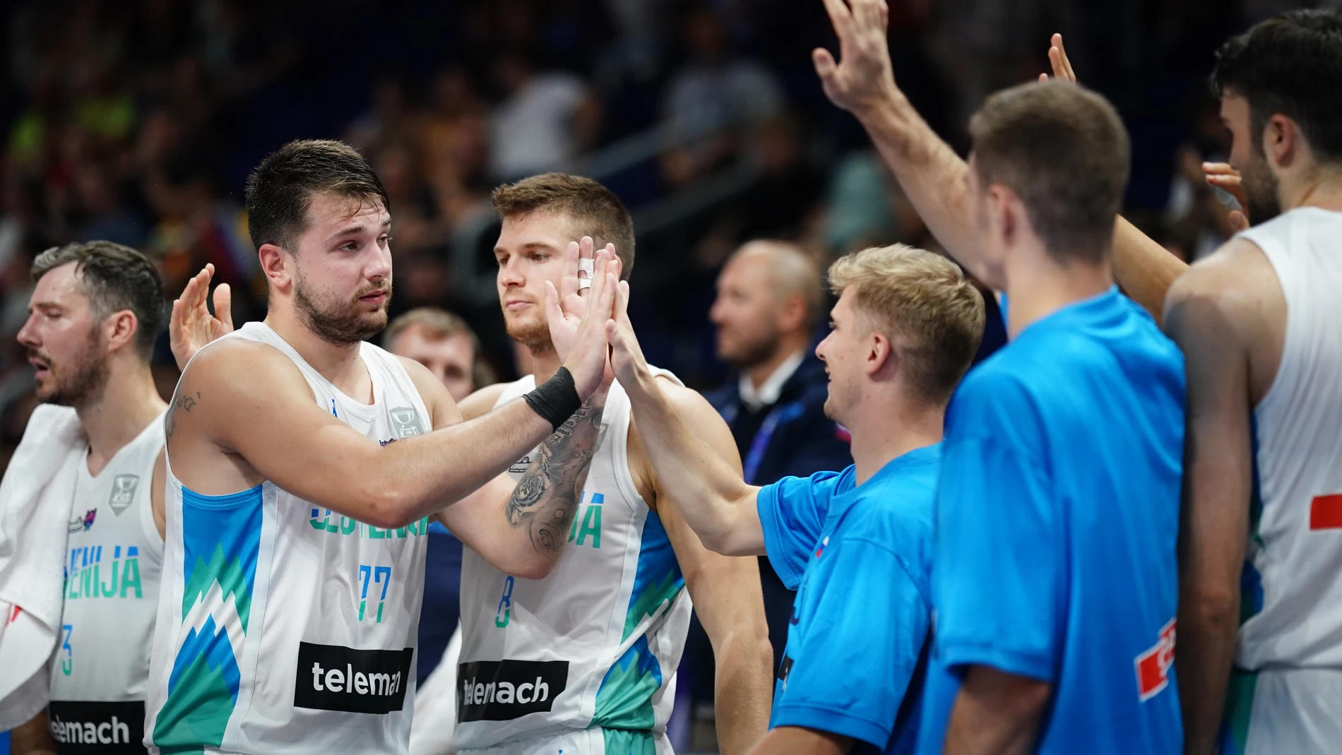 Luka Doncic recibe la felicitación de sus compañeros