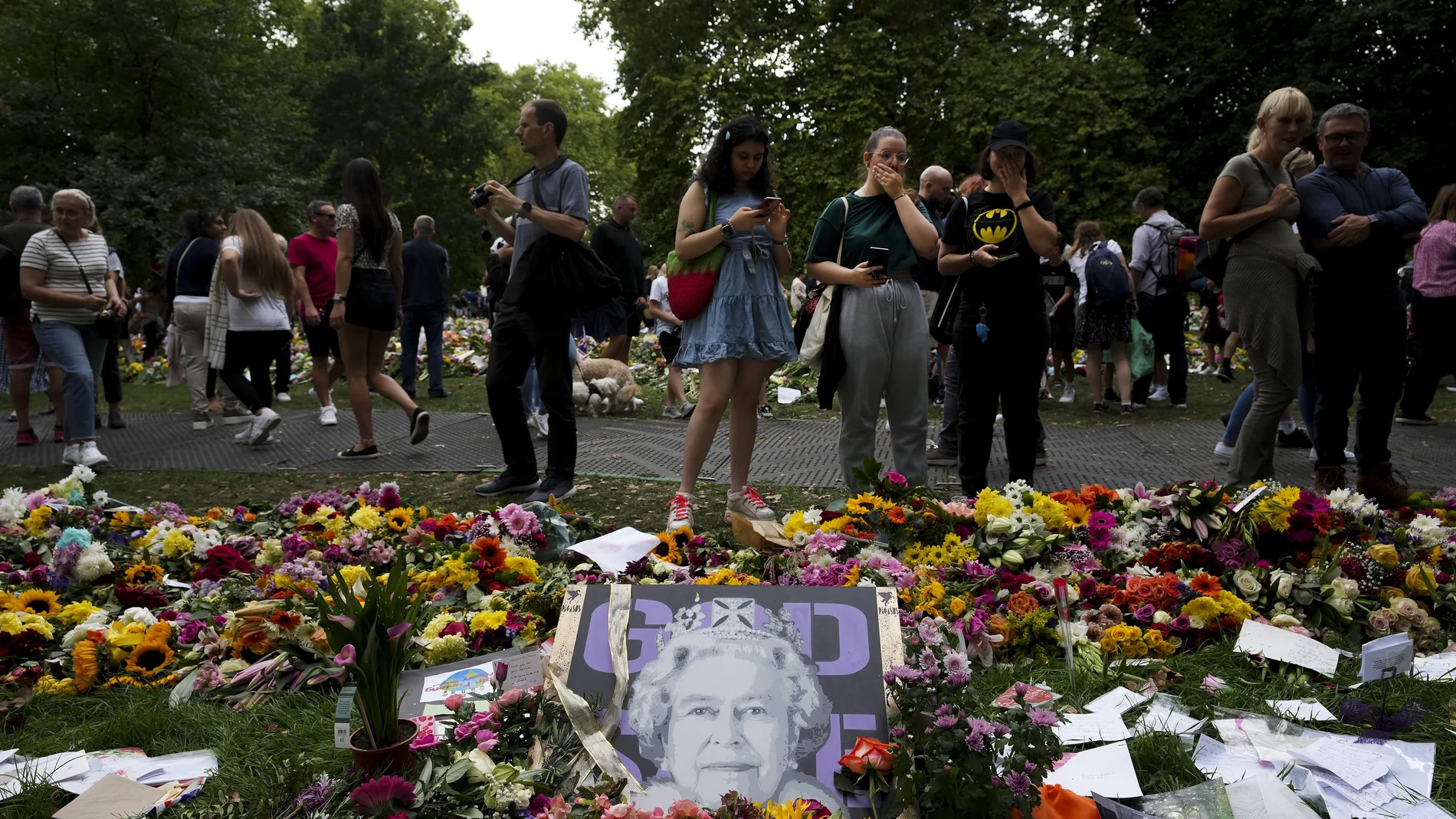 La multitud sigue rindiendo homenaje a a la Reina en Buckingham