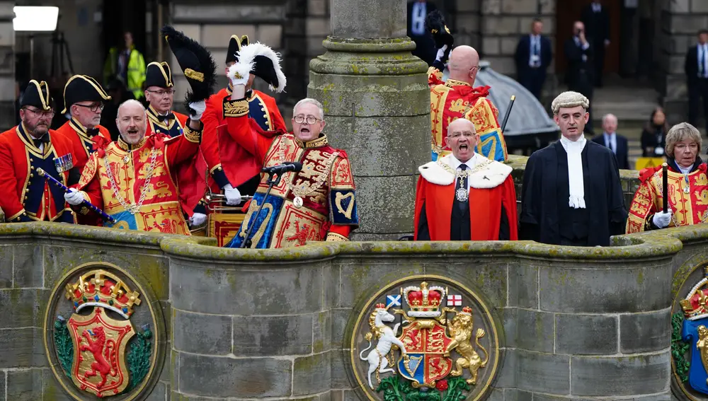 Ceremonia de proclamación de la subida al trono en la Cruz del Mercat, donde el rey Carlos III es proclamado públicamente como nuevo monarca.