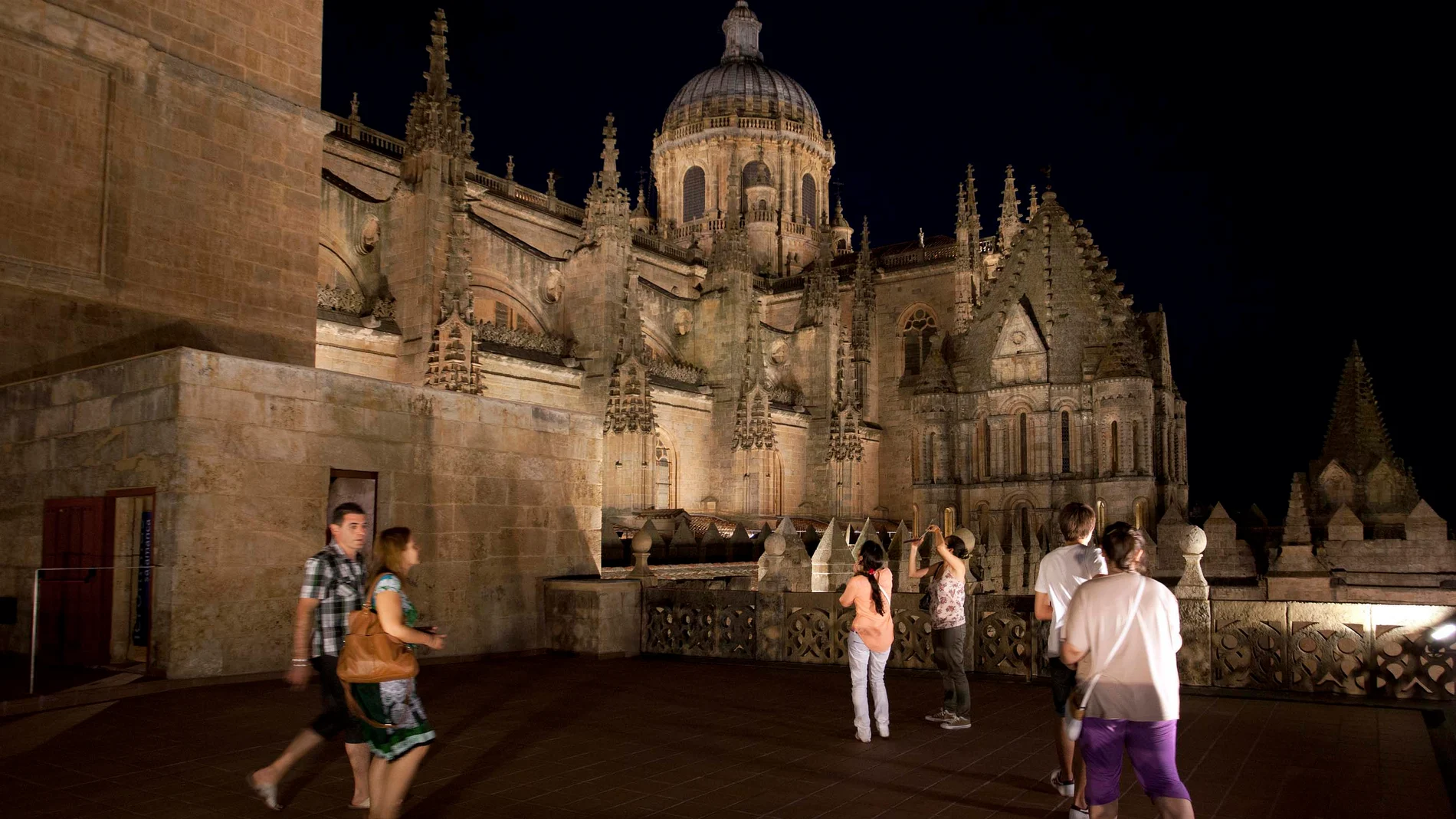 Turistas en las torres de la Catedral de Salamanca