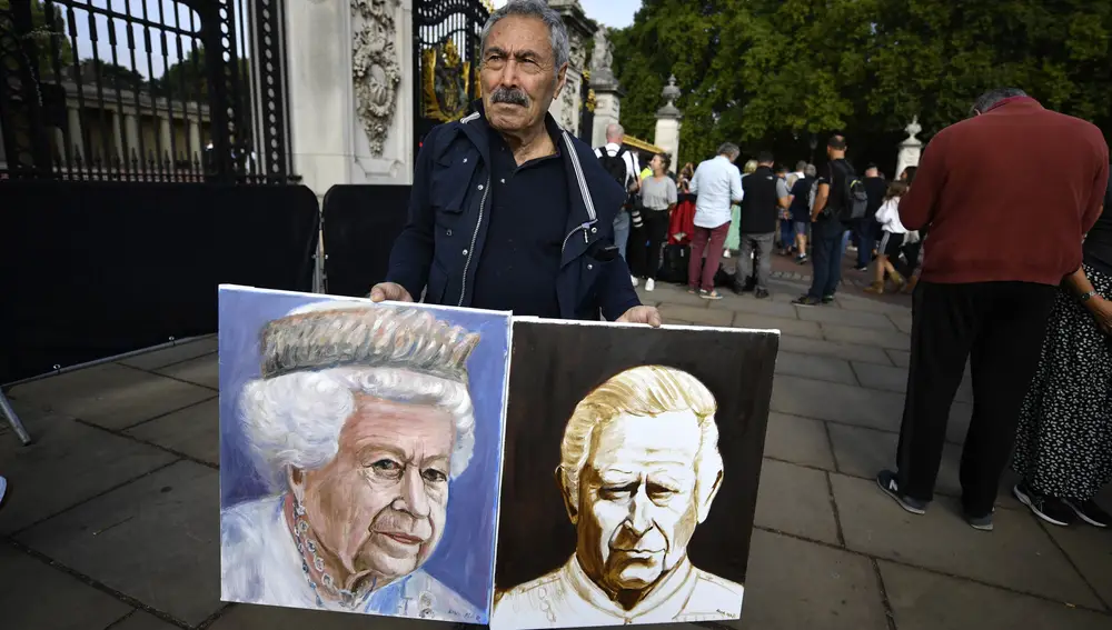 Los retratos de la reina Isabel II y el rey Carlos III en el exterior del Palacio de Buckingham