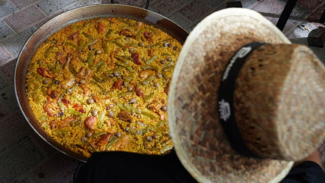 En el Concurso Internacional de Paella Valenciana de Sueca, la receta incluye caracoles, que no aparecen en esta lista
