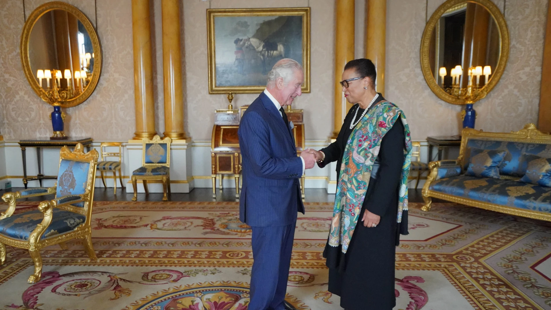 El rey Carlos III recibe en audiencia a la secretaria general de la Commonwealth, la baronesa Patricia Scotland en el Palacio de Buckingham