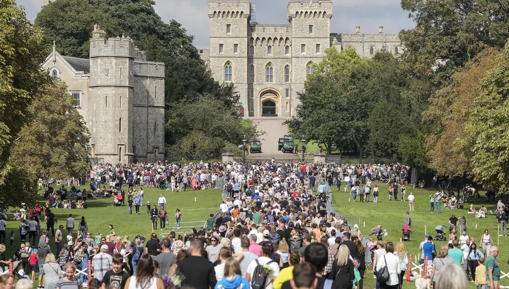 Cientos de personas caminan hacia el Castillo de Windsor para llevar flores