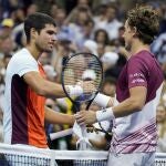 Alcaraz saluda a Casper Ruud al final del partido