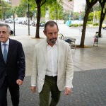 Sandro Rosell acude a los juzgados de Barcelona el pasado septiembre acompañado de su abogado para declarar en el juicio