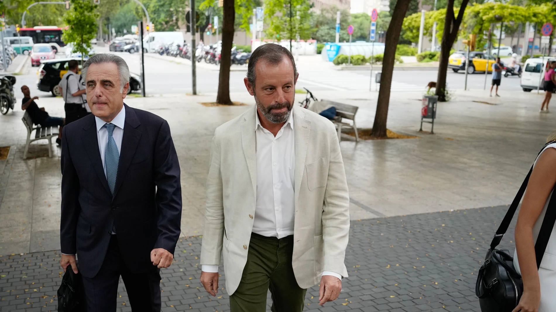 Sandro Rosell acude a los juzgados de Barcelona el pasado septiembre acompañado de su abogado para declarar en el juicio