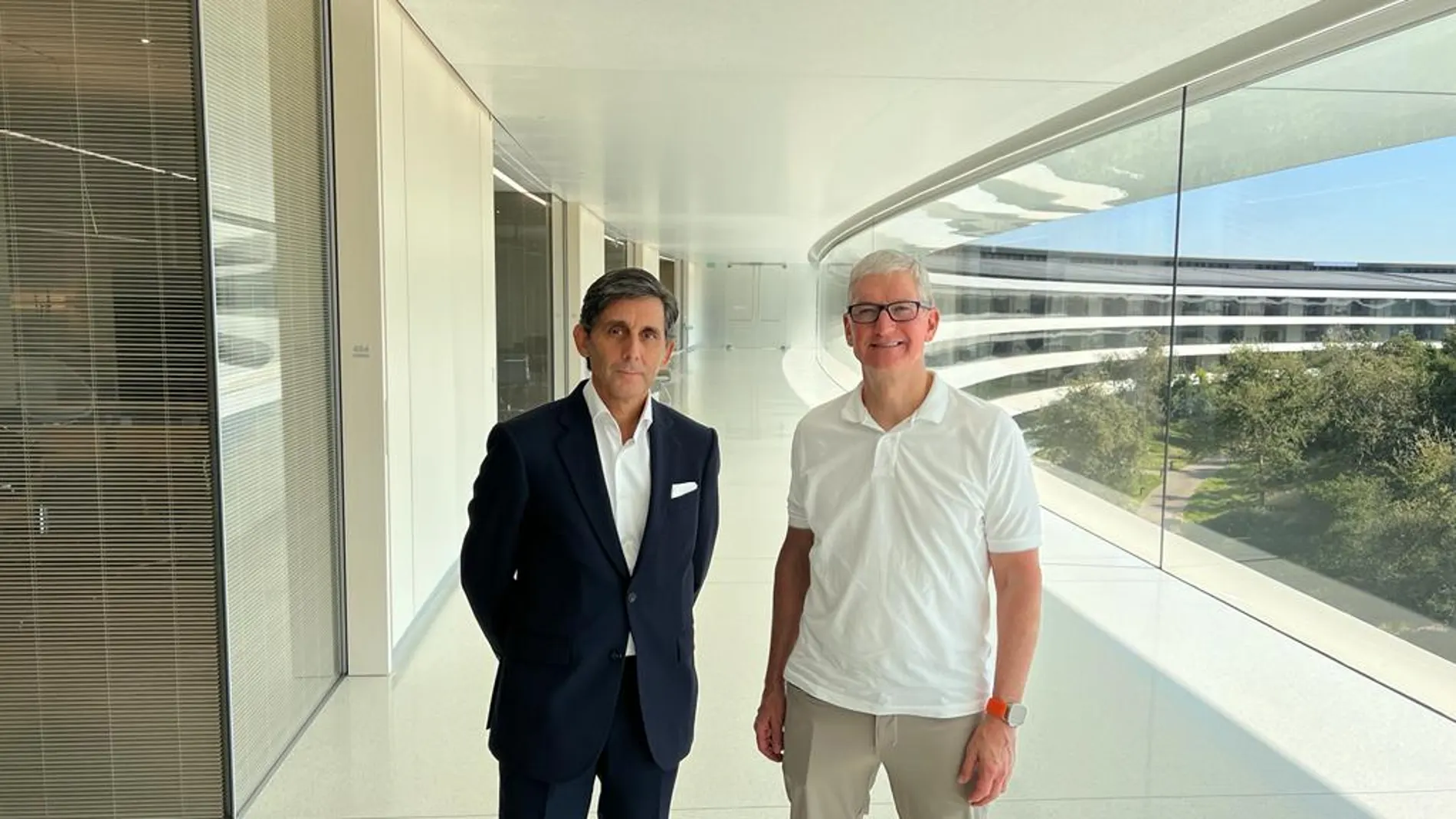 El presidente de Telefónica, José María Álvarez-Pallete, junto al CEO de Apple, Tim Cook