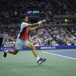 Carlos Alcaraz golpea una derecha en carrera en la final del US Open contra Ruud
