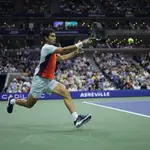 Carlos Alcaraz golpea una derecha en carrera en la final del US Open contra Ruud